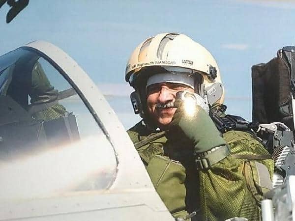  IAF Deputy Chief flies first Rafale manufactured by Dassault for India फ्रांस: विवादों के बीच वायुसेना उपप्रमुख ने भारत के लिए बना पहला राफेल विमान उड़ाया