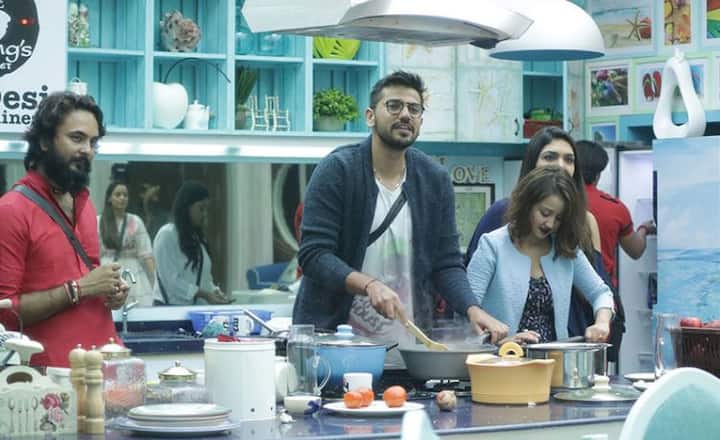 आज के एपिसोड में दिखाया गया कि बिग बॉस ने घरवालों से कालकोठरी सजा पाने के लिए कंटेस्टेंट्स के नाम चुनने को कहा है. इसके साथ ही कालकोठरी के एक हिस्से में रोमिल-निर्मल और करणबीर को जाते हुए दिखाया गया. इससे ये कंफर्म हो गया कि कल इन तीनों कंटेस्टेंट्स को कालकोठरी की सजा मिलने वाली है.