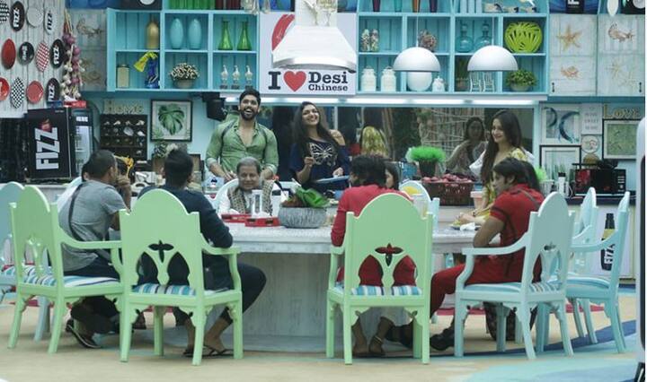  बिग बॉस ने टास्क के अंत में जसलीन से कहा कि वह दोनों दावेदारों के गुलाब को गिने. जसलीन के गिनती करने पर दीपिका के पास एक गुलाब मिला, जबकि कृति-रोशमी के पास 7 गुलाब थे. दीपिका की तुलना में ज्यादा गुलाब होने की वजह से रोशमी-कृति की जोड़ी घर की पहली कैप्टन बनने में कामयाब रही.