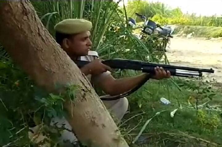 गुरुवार को हुए इस एनकाउंटर के दौरान मीडिया को भी पुलिस ने बुला लिया था. ये पूरी पुलिसिया कार्रवाई कैमरों में कैद हो गई. अब ये वीडियो भी सोशल मीडिया में वायरल हो रहे हैं.