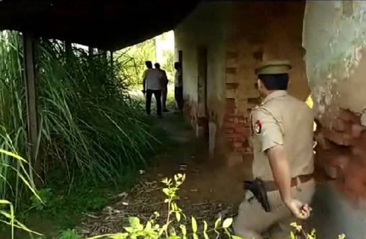 जो वीडियो सामने आए हैं उनमें एसएसपी अजय साहनी और अन्य पुलिसवाले दिख रहे हैं. कुछ पुलिसवाले फायर करते हुए भी दिखाई दे रहे हैं. पूरा मूवमेंट कैमरों में कैद हो गया.