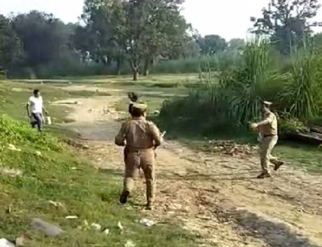 अलीगढ़ के वरिष्ठ पुलिस अधीक्षक का दावा है कि दोनों अपराधियों ने मरने से पहले अपने बयान में दो साधुओं की हत्या के मामले में अपनी संलिप्तता स्वीकार की है.