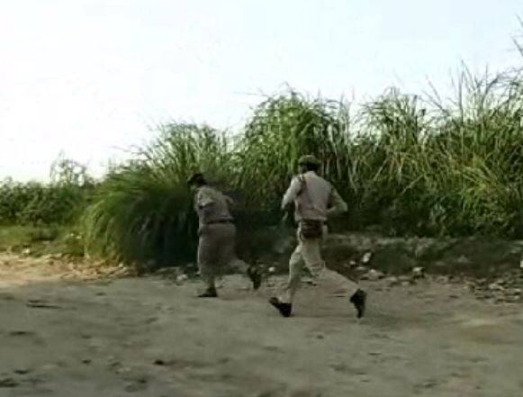 नौशाद की मां शाहीन का कहना है कि उसका बेटा पेशे से मजदूर था और पुलिस ने नौशाद तथा उसके बहनोई मुस्तकीम को पिछले रविवार को अतरौली क्षेत्र में अनेक लोगों के सामने जबरन उठा लिया था और मुठभेड़ के नाम पर दोनों को मार डाला.