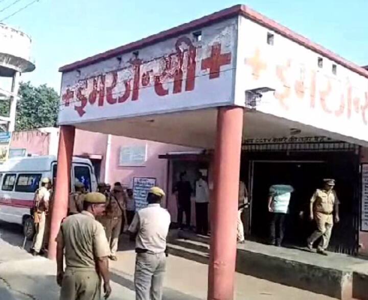  इस मामले में पुलिस ने एटा के पूर्व सभासद साबिर अली के साथ-साथ उसके नदीम, सलमान, यासीन और इरफान को गिरफ्तार किया था. इनके पास से कंट्री मेड 4 पिस्टल, कारतूस और नकदी भी मिली थी.