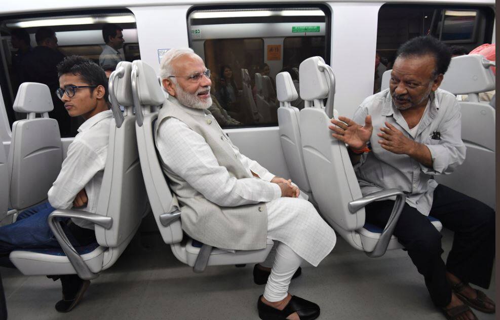 Congress takes jibe at PM Modi's Metro ride कांग्रेस का मोदी पर तंज- क्या ईंधन की कीमतों ने PM को मेट्रो में सफर करने पर मजबूर कर दिया?