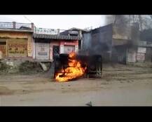 ताजिया जुलूस के दौरान हाई वोल्टेज तार की चपेट में आया युवक, गुस्साए लोगों ने फूंकी पुलिस जीप