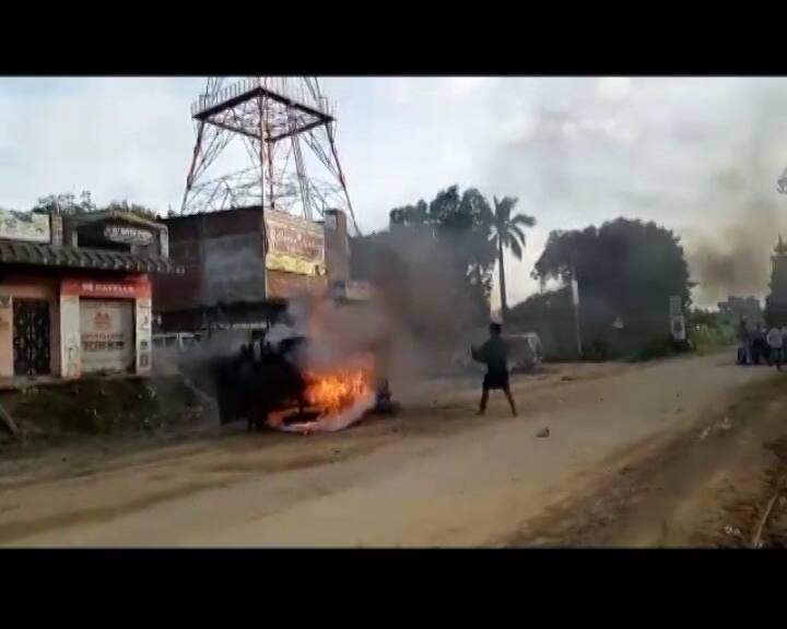 ताजिया जुलूस के दौरान हाई वोल्टेज तार की चपेट में आया युवक, गुस्साए लोगों ने फूंकी पुलिस जीप