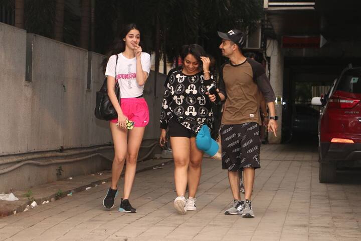 अनन्या दोस्तों से गपशप करती हुई भी दिखीं. तस्वीर: मानव मंगलानी