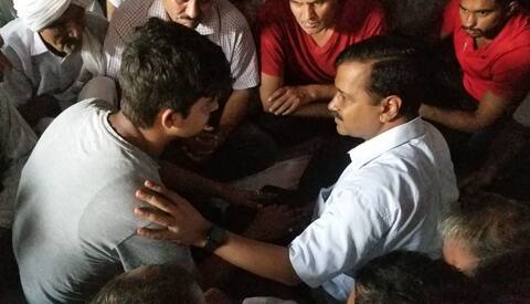 पीएम मोदी पर केजरीवाल का निशाना, कहा- सर्जिकल स्ट्राइक दिवस मनाना है तो शहीद के घर जाएं पीएम मोदी पर केजरीवाल का निशाना, कहा- सर्जिकल स्ट्राइक दिवस मनाना है तो शहीद के घर जाएं