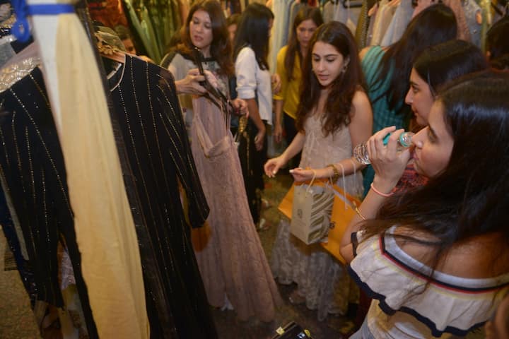 ट्रेड़िशनल हो या वेस्टर्न सारा हर लुक में बेहद खूबसूरत लगती हैं हालांकि सारा को ज्यादातर ट्रेडिशनल लुक में ही देखा जाता है. (तस्वीर: मानव मंगलानी)