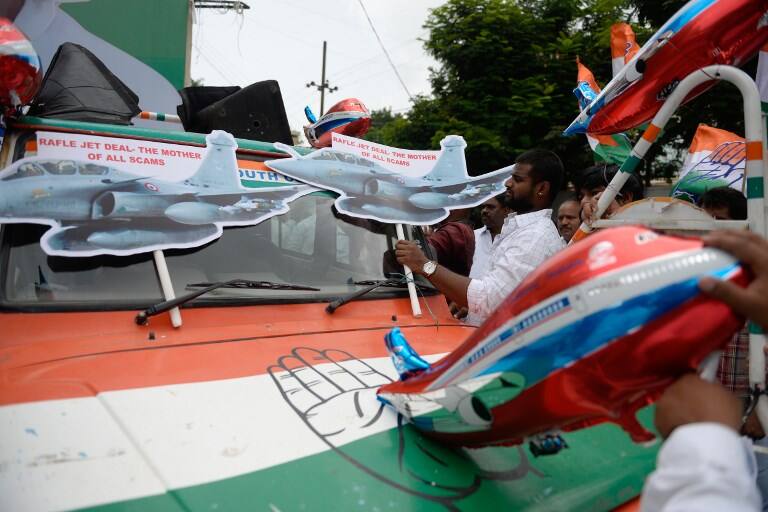 राफेल सौदा: पढ़ें, फ्रांस के पूर्व राष्ट्रपति के वो बड़े बयान जिनसे मचा हड़कंप और अब तक की बड़ी बातें Former French President François Hollande speaks about Reliance and Indian government, Read the latest development in the Rafale Deal राफेल सौदा: पढ़ें, फ्रांस के पूर्व राष्ट्रपति के वो बड़े बयान जिनसे मचा हड़कंप और अब तक की बड़ी बातें