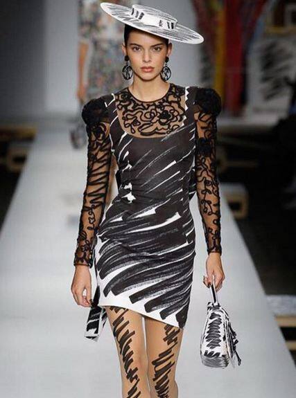 लंदन में आयोजित मिलान फैशन वीक में इस बार यूं भी कुछ अलग नजारें दिखें. पहले ही दिन इस फैशन शो में सभी मॉडल्स ब्रा लेस नजर आईं थीं. फोटोः इंस्टाग्राम 