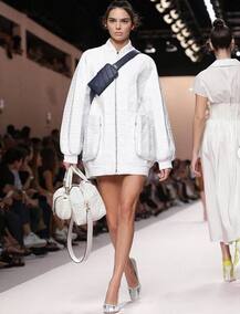 MFW 2018: रैंप पर इन अलग-अलग हॉट अवतारों में नजर आईं केंडल जेनर, देखें तस्वीरें