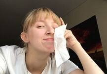 चाहकर भी नहीं रो सकती ये लड़की, खुद के आंसुओं से हैं एलर्जी