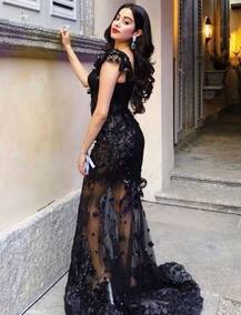 ईशा अंबानी की सगाई में ब्लैक गाउन में पहुंची जाह्नवी कपूर, देखें तस्वीरें