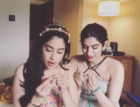 Janhvi kapoor and khushi kapoor takes Sui dhaga challenge ‘सुई धागा’ चैलेंज में जाह्नवी कपूर ने बहन खुशी को हराया, अब ईशान, वारिना और आयुष को दिया चैलेंज