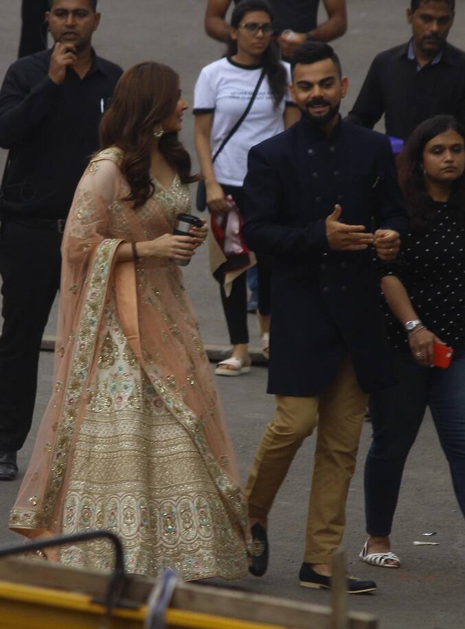 हम आपको बताते हैं कि विराट और अनुष्का की ये तस्वीरें शूटिंग के सेट से सामने आई हैं. बहुत जल्द ये जोड़ी एक बार फिर से एक विज्ञापन में दिखाई देने वाले हैं. (तस्वीर: मानव मंगलानी)