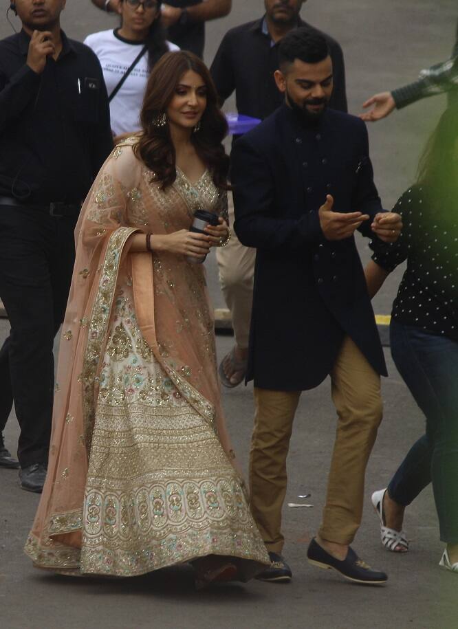 बॉलीवुड अभिनेत्री अनुष्का शर्मा और भारतीय क्रिकेट टीम के कप्तान विराट कोहली उन बहुत कम जोड़ियों में से जो शादी के बाद भी अपने रिलेशन को लेकर लाइमलाइट में रहते हैं. इस बार ये कपल बेहद खास वजह के कारण सुर्खियों में आ गया है. (तस्वीर: मानव मंगलानी)