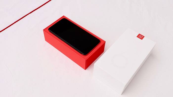 वनप्लस जल्द ही अपना फ्लैगशिप स्मार्टफोन वनप्लस 6 टी को भारत में लॉन्च करने वाला है. फोन के विज्ञापन पहले ही टीवी पर आने शुरू हो गए हैं जिसमें अमिताभ बच्चन को देखा जा सकता है. कंपनी ने स्मार्टफोन के कुछ स्पेक्स को लेकर भी खुलासा किया है. तो चलिए आज हम आपको इस स्मार्टफोन की कीमत, लॉन्च डेट और स्पेक्स को लेकर कुछ जानकारियां देते हैं.