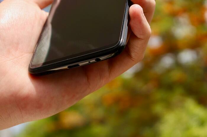 वनप्लस 6टी में में हेडफोन जैक की सुविधा नहीं दी जाएगी. कंपनी के को फाउंडर ने कहा कि हम इस कदम से और अधिक स्पेस को बचाना चाहते हैं.