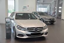 गिरते रुपये का असर, टोयोटा और मर्सिडीज बेंज बढ़ा सकती हैं गाड़ियों के दाम