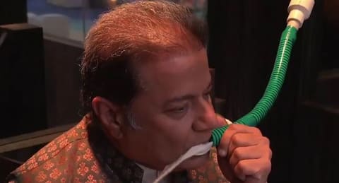 Bigg Boss 12: घरवालों ने अनूप जलोटा को भेजा टॉर्चर रूम, सजा में करना पड़ा ये काम Bigg Boss 12: घरवालों ने अनूप जलोटा को भेजा टॉर्चर रूम, सजा में करना पड़ा ये काम