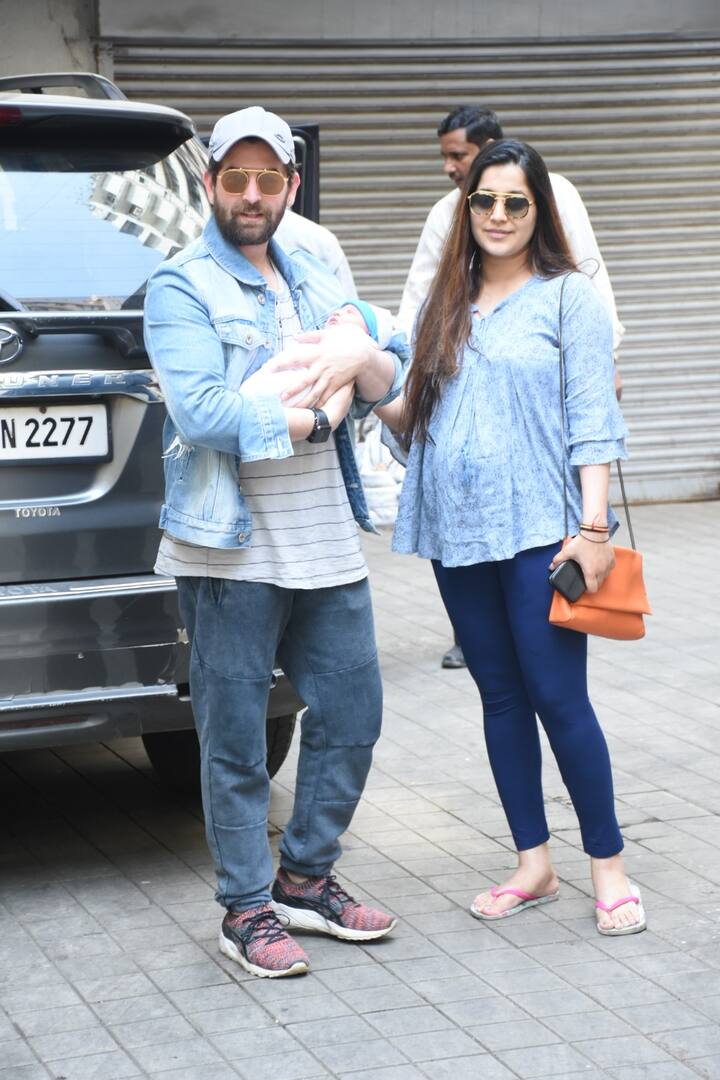पापा बनने के तीन दिन बाद नील नितिन मुकेश बेटी और पत्नी के साथ अस्पताल से बाहर दिखाई दिए. (तस्वीर: मानव मंगलानी)