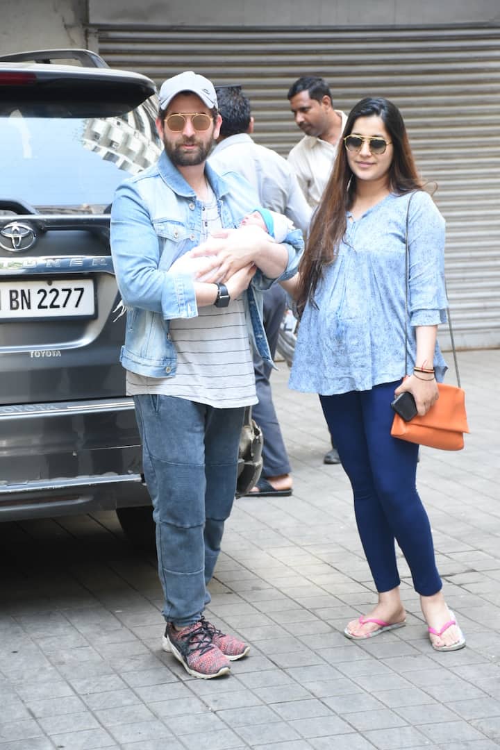  बॉलीवुड अभिनेता नील नितिन मुकेश की पत्नी रुक्मिणी सहाय ने तीन दिन पहले ही एक बेटी को जन्म दिया है. नील और रुक्मिणी का यह पहला बच्चा है. बेटी के जन्म के तीन बाद रुक्मिणी सहाय को अस्पताल से डिस्चार्ज कर दिया गया. (तस्वीर: मानव मंगलानी)