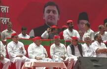 मुलायम ने बेटे अखिलेश के साथ साझा किया मंच, शिवपाल ने बनाया था उम्मीदवार