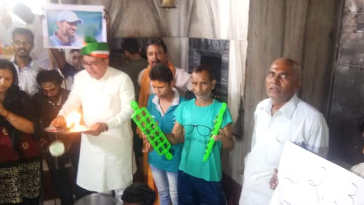 टीम इंडिया की पाक पर जीत को लेकर बाबा शिव के भक्तों ने बाबा सिद्धनाथ के दरबार में डमरू और झांझर बजाकर भस्म आरती की. क्रिकेट प्रशंसक प्रखर भारद्वाज ने बताया कि आज हमने टीम इंडिया की पाकिस्तान पर जीत के लिए बाबा सिद्धनाथ के दरबार में भस्मा आरती की है, क्योंकि भस्मा आरती विरोधियों को भस्म करने के लिए की जाती है.