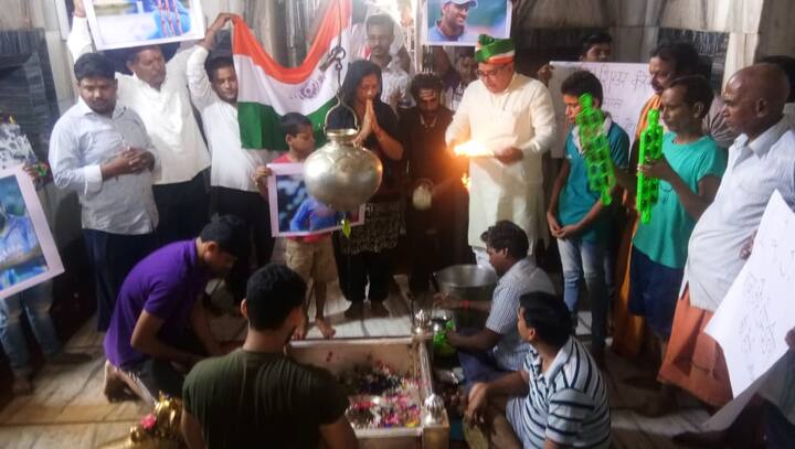 मैच को लेकर भारत पाकिस्तान के क्रिकेट प्रेमियों में खासा उत्साह है. चारो तरफ टीम इंडिया की जीत के लिए दुआएं मांगी जा रही है. एशिया कप में इंडिया-पाकिस्तान के बीच होने वाला ऐतिहासिक मैच तय करेगा कि फाइनल मैच कौन खेलेगा. इस हाईवोल्टेज मैच को लेकर कानपुर के फैंस ने टीम इंडिया की जीत के लिए जाजमऊ स्थित बाबा सिद्धनाथ के दरबार में बाबा की भस्मा आरती कर जीत की कामना की.