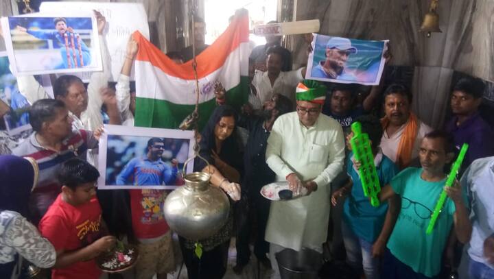 वहीं प्रशंसक बबिता ने कहा कि हमलोगों ने टीम इंडिया के लिए बाबा की आरती की है और हमें पूरी उम्मीद है कि आज फिर हम जीतेंगे. वहीं सुरेश बाबा ने कहा कि हम लोगों ने बाबा सिद्धनाथ दरबार में भारत की महाविशाल जीत के लिए अर्जी लगाई है.