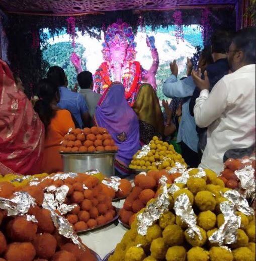 11 quintals Ladoo Mahabhog dedicated to Lord Ganesha in Gorakhpur गणपति बप्पा को लगा 11 क्विंटल लड्डुओं का महाभोग, भक्‍तों ने लगाए गणपति बप्‍पा मोरया के जयकारे