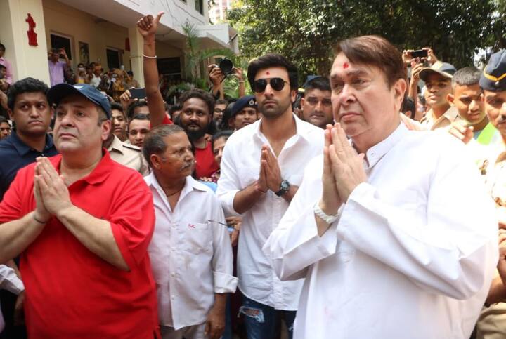 कपूर परिवार हर साल आरके स्टूडियोज़ के गणपति का बेहद धूम धाम से विसर्जन करता है. लेकिन इस बार ये थोड़ा भावुक भी है क्योंकि शायद अगली बार ये पल न आए. (तस्वीर: मानव मंगलानी)