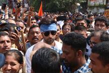 RK STUDIOS: चाचा रणधीर-राजीव के साथ गणपति बप्पा के विसर्जन को निकले रणबीर कपूर, देखें तस्वीरें