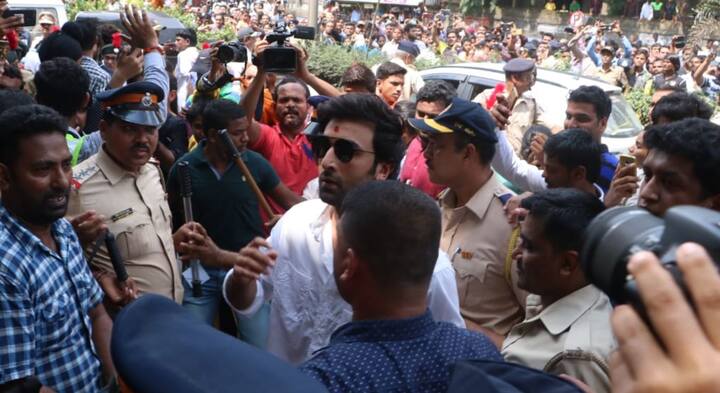 इस फिल्म मे रणबीर कपूर के साथ आलिया भट्ट और अमिताभ बच्चन जैसे कलाकार नज़र आएंगे. (तस्वीर: मानव मंगलानी)