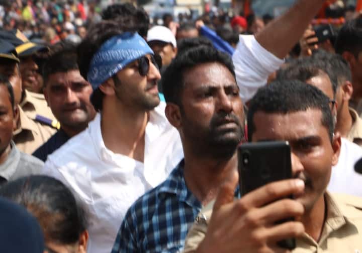 यही वजह है कि अपने बेहद बिज़ी शेड्यूल से वक्त निकालकर रणबीर कपूर खुद गणपति विसर्जन करने पहुंचे हैं. (तस्वीर: मानव मंगलानी)