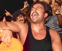 Gully Boy कॉन्सर्ट में फैंस के बीच जमकर मस्ती करते दिखे रणवीर सिंह, यहां देखें VIDEO