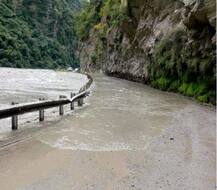 हिमाचल के कुल्लू मनाली में 23 साल बाद आई भयानक बाढ़, जनजीवन अस्तव्यस्त