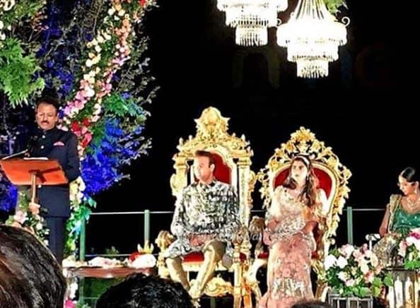 जहां ईशा नीता और मुकेश अंबानी की बेटी हैं, वहीं आनंद पीरामल रियल एस्टेट कारोबारी अजय पीरामल के बेटे हैं. तस्वीर: इंस्टाग्राम