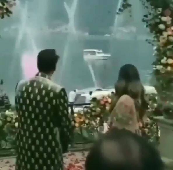 मुकेश अंबानी की बेटी ईशा अंबानी और आनंद पीरामल की सगाई रविवार को हुई. इस मौके पर परिवार के लोग ही नहीं बल्कि बॉलीवुड के कई स्टार्स भी नज़र आएं. यह सेलिब्रेशन इटली के लेक कोमो में मनाया जा रहा है. तस्वीर: इंस्टाग्राम