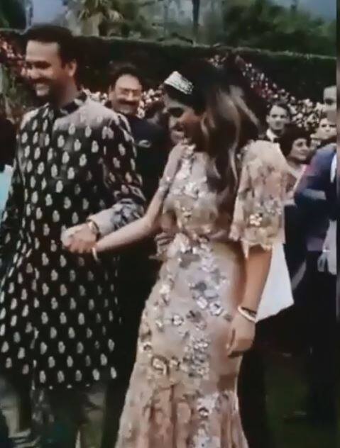 इसके बाद उन्होंने ईशा का हाथ आनंद के हाथ में दिया. फिर दोनों एक दूसरे का हाथ थामकर फोटो खिंचवाते नज़र आए. तस्वीर: इंस्टाग्राम