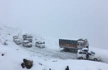 हिमाचल प्रदेश: रोहतांग दर्रे में हुई भारी बर्फबारी, फंसे हुए 20 लोगों को बचाया गया