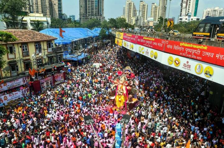 जब अनंत चतुर्दशी पर बात आती है मुंबई के महशूर लाल बाग के राजा की सवारी की तो लोगों हर साल की तरह इस बार भी नाचते-गाते शामिल हुए. लोगों ने राजा पर फूल बरसाकर उनका स्वागत भी किया. इस दौरान करीब 20 घंटे का सफर तय करने के बाद राजा विसर्जन के लिए गिरगांव चौपाटी पहुंचे.