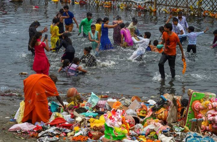 गणेश विसर्जन के दौरान की तस्वीर