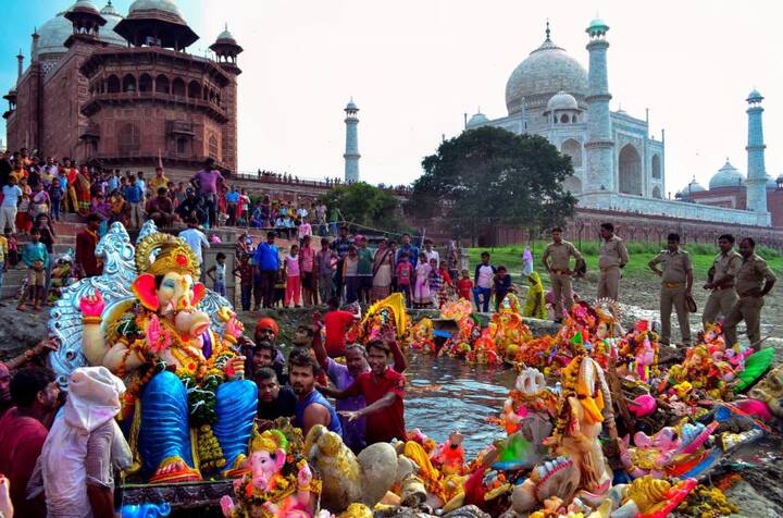 गणेश विसर्जन के दौरान की तस्वीर