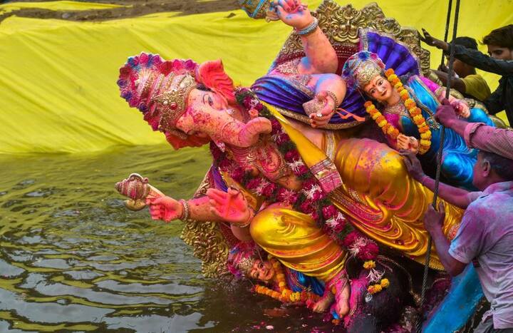 गणेश विसर्जन के दौरान की तस्वीर