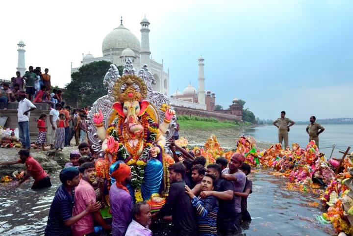गणेश विसर्जन के दौरान की तस्वीर