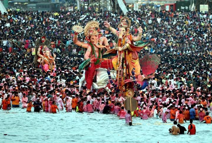 गणेश विसर्जन के दौरान की तस्वीर
