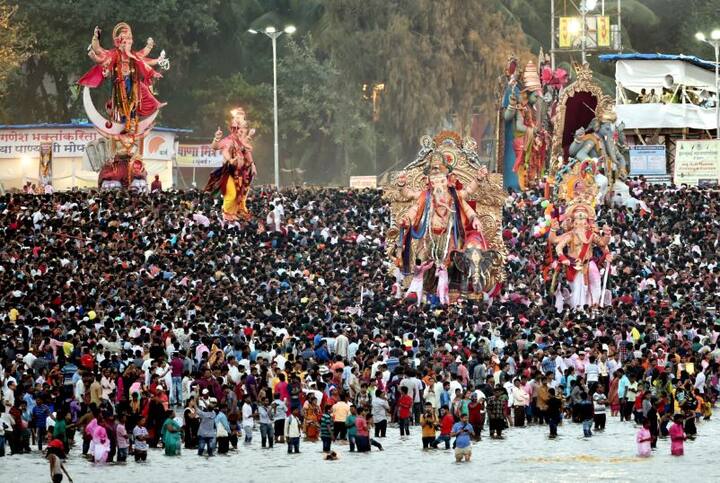 गणेश विसर्जन के दौरान की तस्वीर